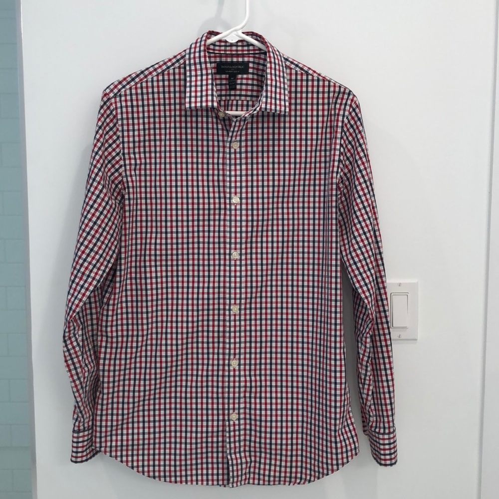 Men’s non-iron, slim-fit button down